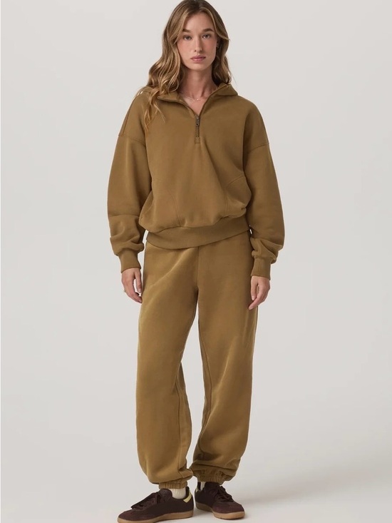 Vuori Pants - NWT VUORI Women’s Restore Classic Sweatpants in Color Rum Sz M